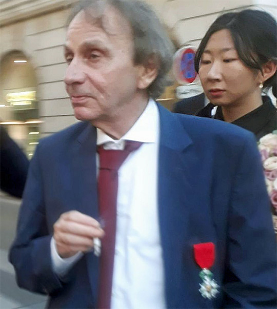 découvrez l'univers de michel houellebecq à travers ses œuvres et influences. explorez ses romans provocateurs, ses réflexions sur la société contemporaine et l'impact de son style unique sur la littérature moderne.